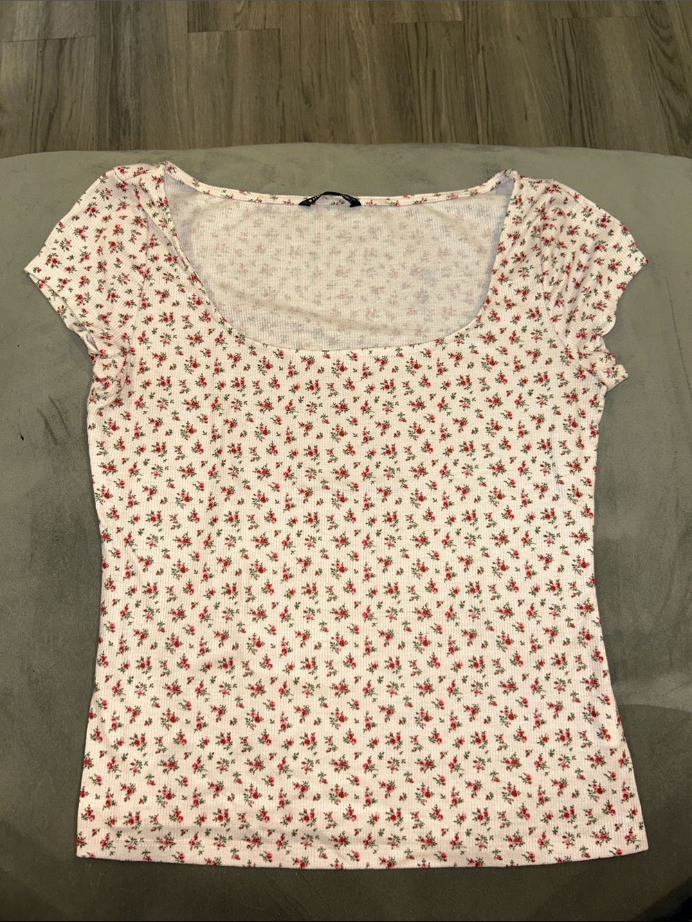 Women’s White Floral Scoop Neck Top with pink Print